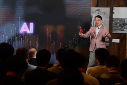 LG CEO William Cho talking on stage at the MS CEO Summit