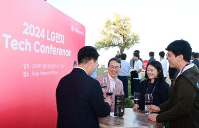 LG CEO William Cho engaging with others at the MS CEO Summit