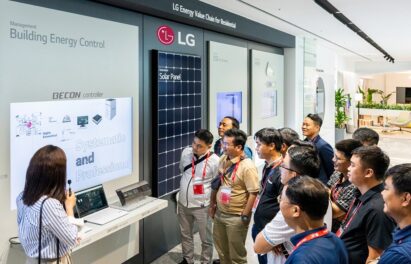 A photo of a woman showcasing LG’s Building Energy Control (BECON) cloud to the visitors at the LG Alumni Event