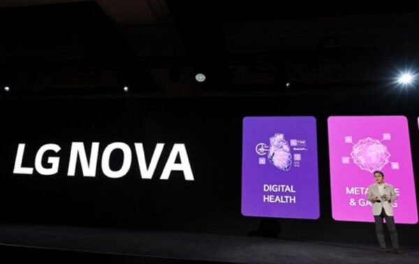 A picture of a speaker on stage for LG NOVA