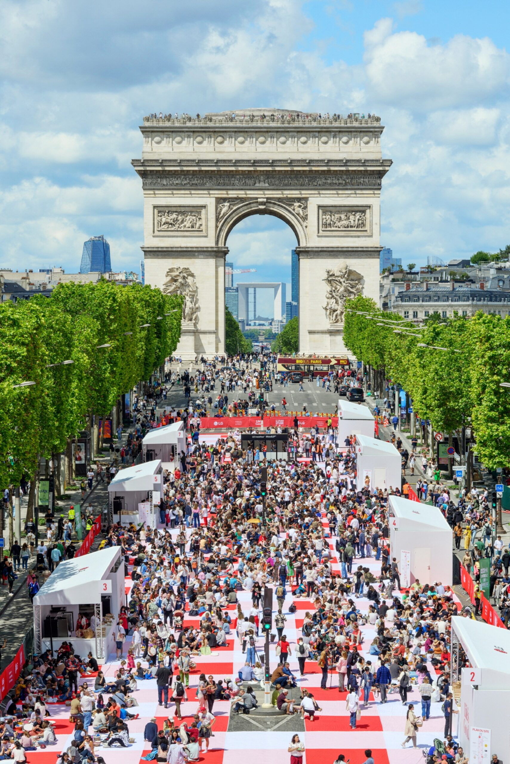 A photo of a grand picnic LG InstaView™ with MoodUP™ refrigerator lineup launch event on Paris’s Champs-Élysées