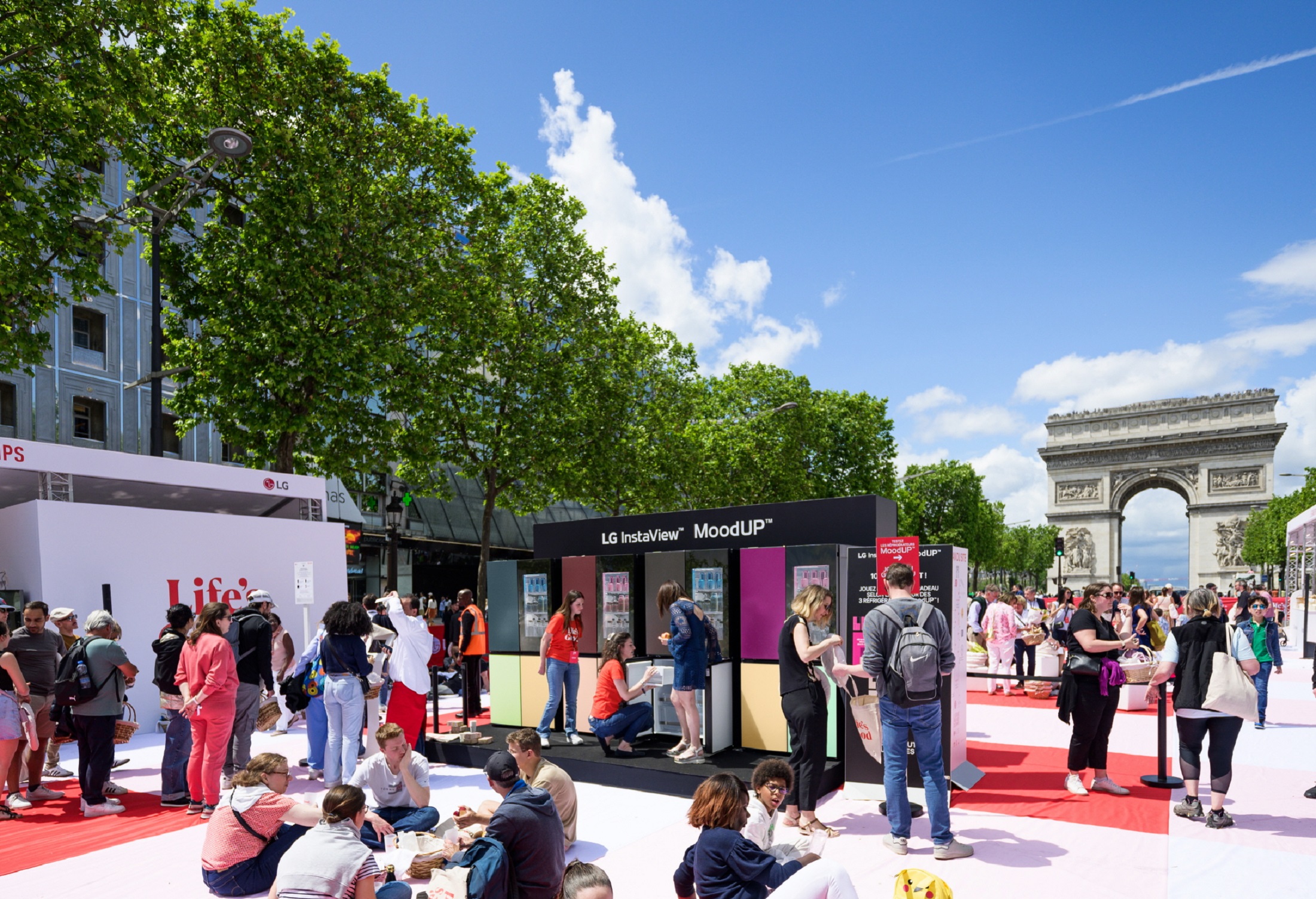 A photo of visitors experiencing LG InstaView™ with MoodUP™ refrigerator lineup at a grand picnic launch event