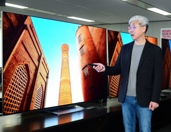 A picture of Jung Jae-chul talking infront of an LG TV