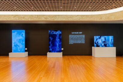 LG OLED TVs frame three of Kim Whanki’s works, and the wall features an explanation of “LG OLED ART.”