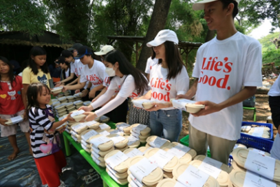 An image of people distributing no-waste bulgogi lunchboxes in Jakarta and Tangerang