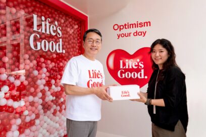A picture of LG CEO William Cho and a woman with LG logo imprinted goods all around