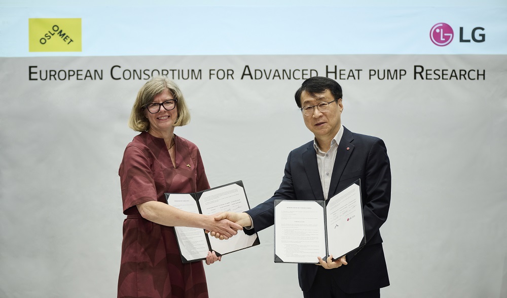 A photo of Tanja Storsul (vice-rector for research and development of Oslo Metropolitan University), and James Lee (head of the Air Solution Business Unit at LG Electronics) shaking hands at the consortium signing ceremony