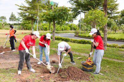 A picture of LG Vietnam employees planting trees