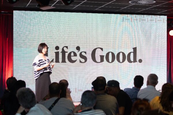 A picture of Sonah Lee, LG Brazil's head of marketing presenting on stage