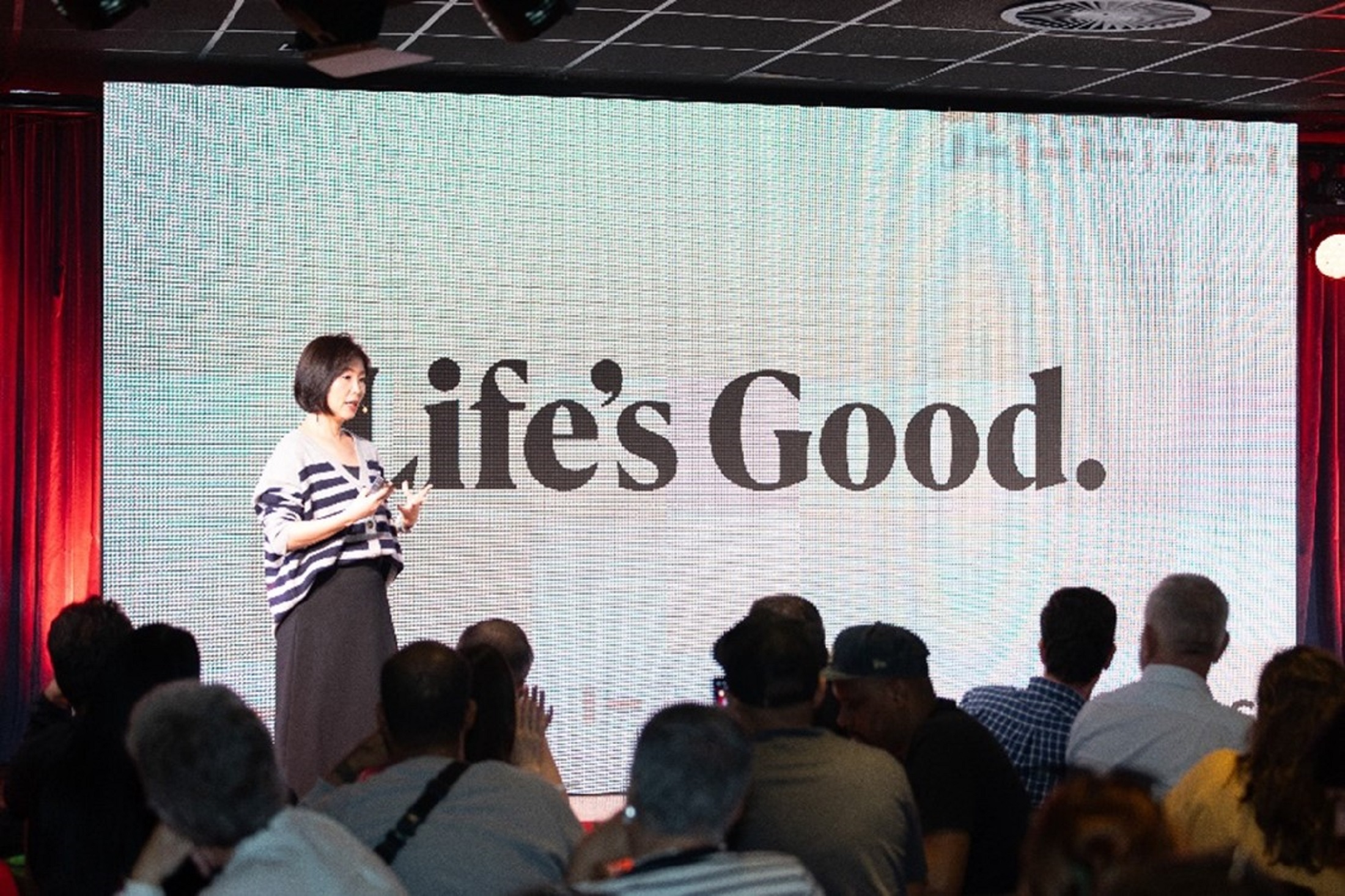 A picture of Sonah Lee, LG Brazil's head of marketing presenting on stage