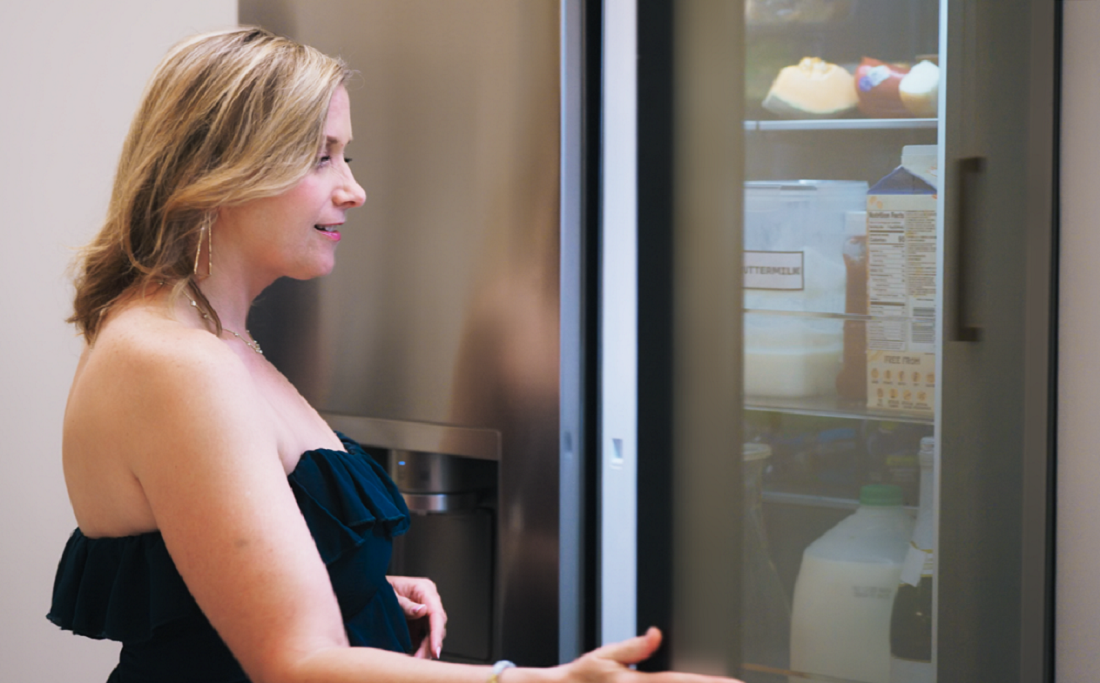 A photo of a contestant from Estate of Survival experiencing the InstaView™ refrigerator with LG’s exclusive Craft Ice™