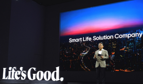 A picture of LG CEO William Cho presenting on stage