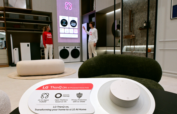 A picure of two people trying out features of LG ThinQ ON