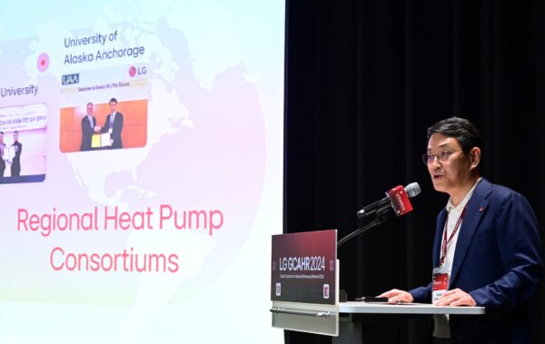 A photo of William Cho (CEO of LG Electronics) delivering welcome remarks at the Global Consortium for Advanced Heat Pump Research (GCAHR 2024)