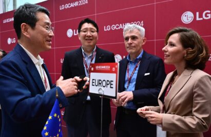 A photo of William Cho (CEO of LG Electronics) having a conversation with Professor Annamaria from the University of Naples Federico II in Italy