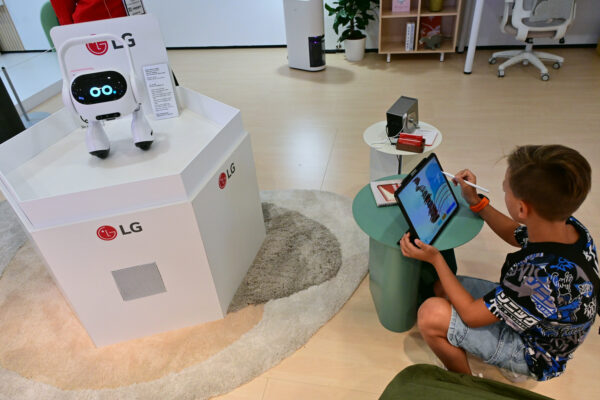 A picture of the LG AI Agent and a child interacting with it