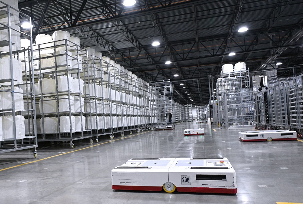 An image of inside an LG factory with 5G private network