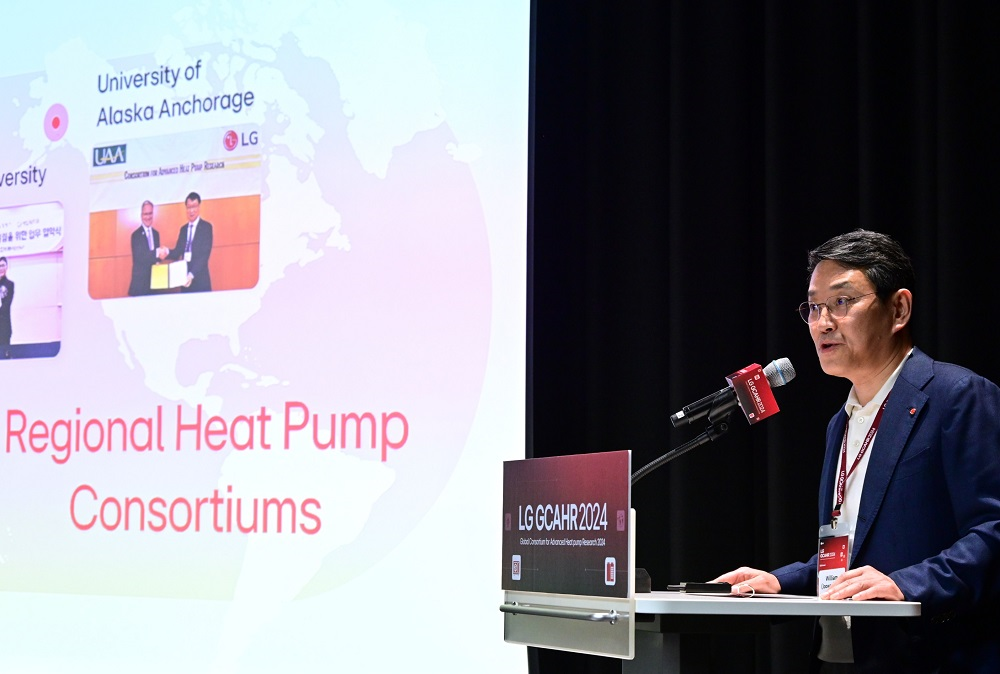 A picture of William Cho (CEO of LG Electronics) delivering welcome remarks at the Global Consortium for Advanced Heat Pump Research (GCAHR 2024)