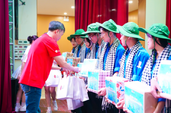 A picture of an LG employee handing out gifts to students who participated in the Green Summer 2024 Campaign