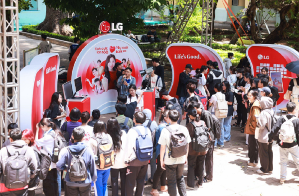 A picture of the event with students at the Uni-tour