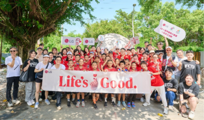 A picture of LG Taiwan employees with students posing with the Life's Good logo and banners