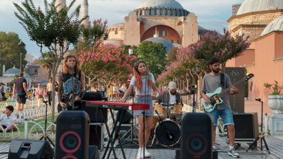 A street band from Türkiye hosts a dynamic performance with LG XBOOM speakers in a public garden space