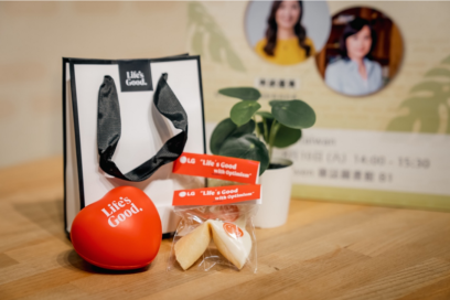 A picture of goodies with LG logos from the forum