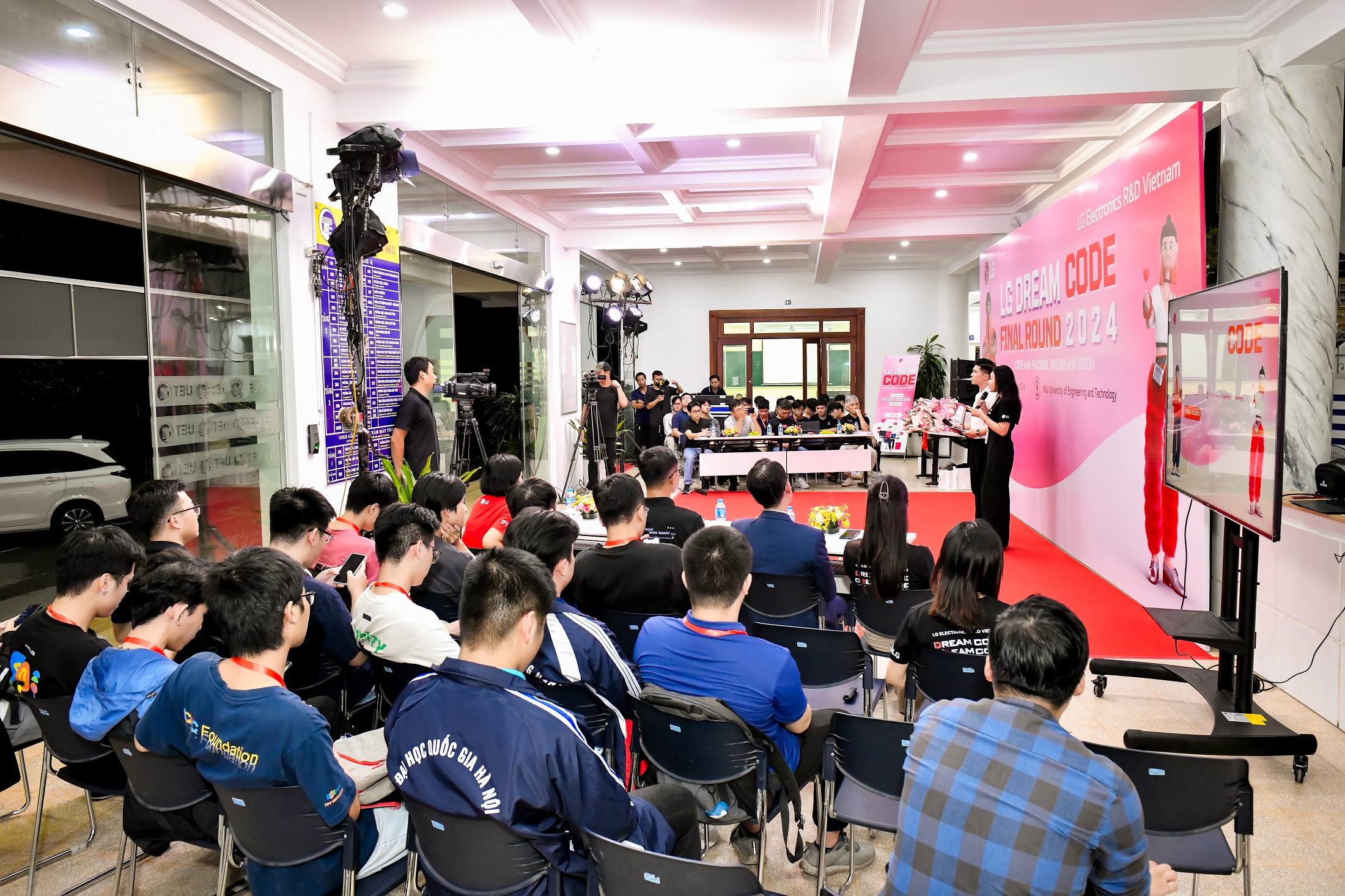 A photo of students sitting in chairs and participating in the LG Dream Code 2024 program event
