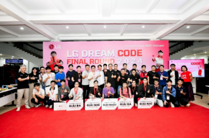 A group photo with students and experts who participated in LG Dream Code and LG officials at the red-carpeted photo zone