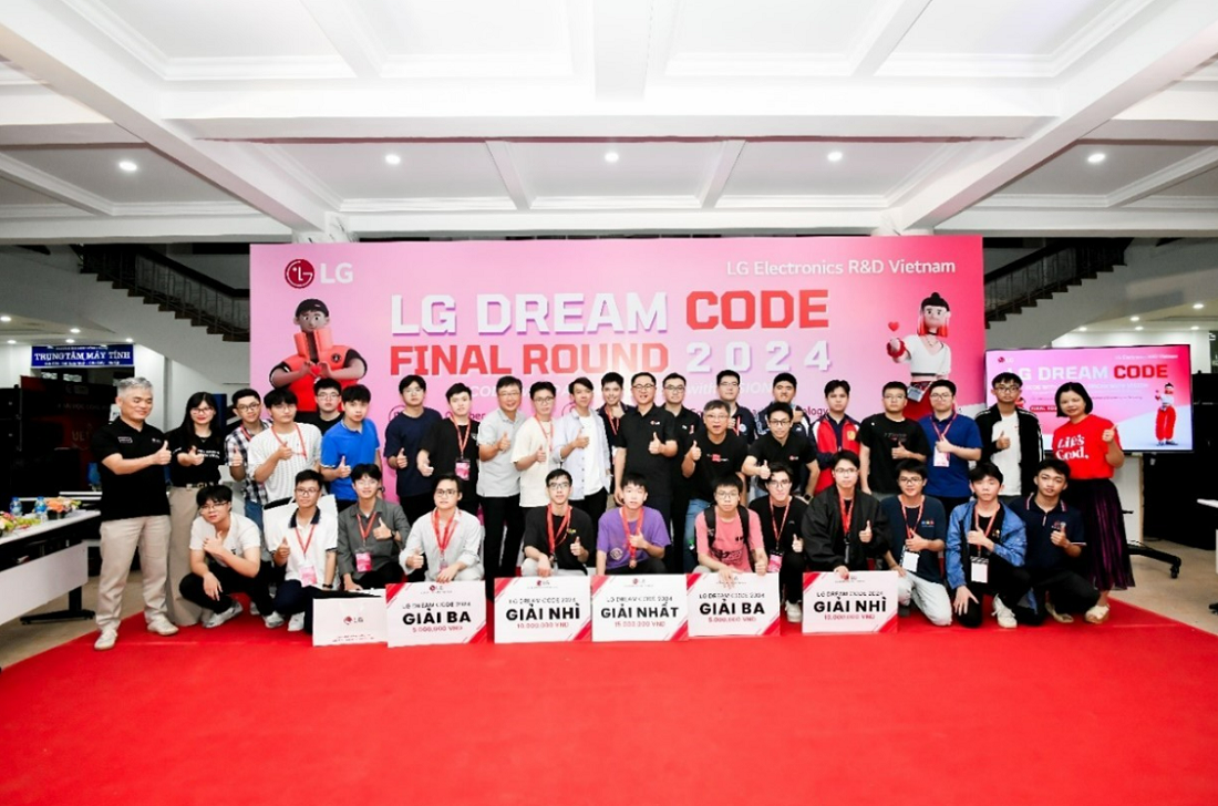A group photo with students and experts who participated in LG Dream Code and LG officials at the red-carpeted photo zone