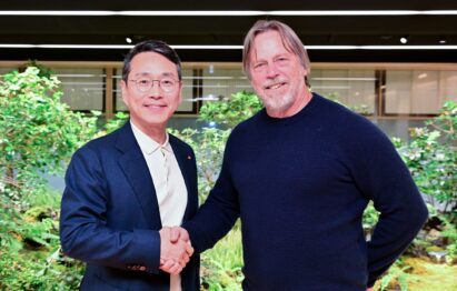 A picture of LG CEO William Cho and Tenstorrent CEO Jim Keller shaking hands
