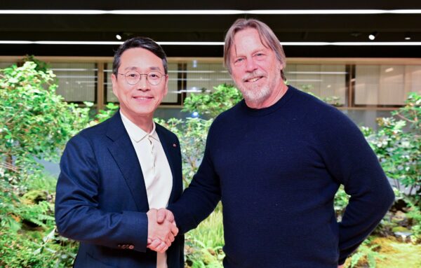 A picture of LG CEO William Cho and Tenstorrent CEO Jim Keller shaking hands
