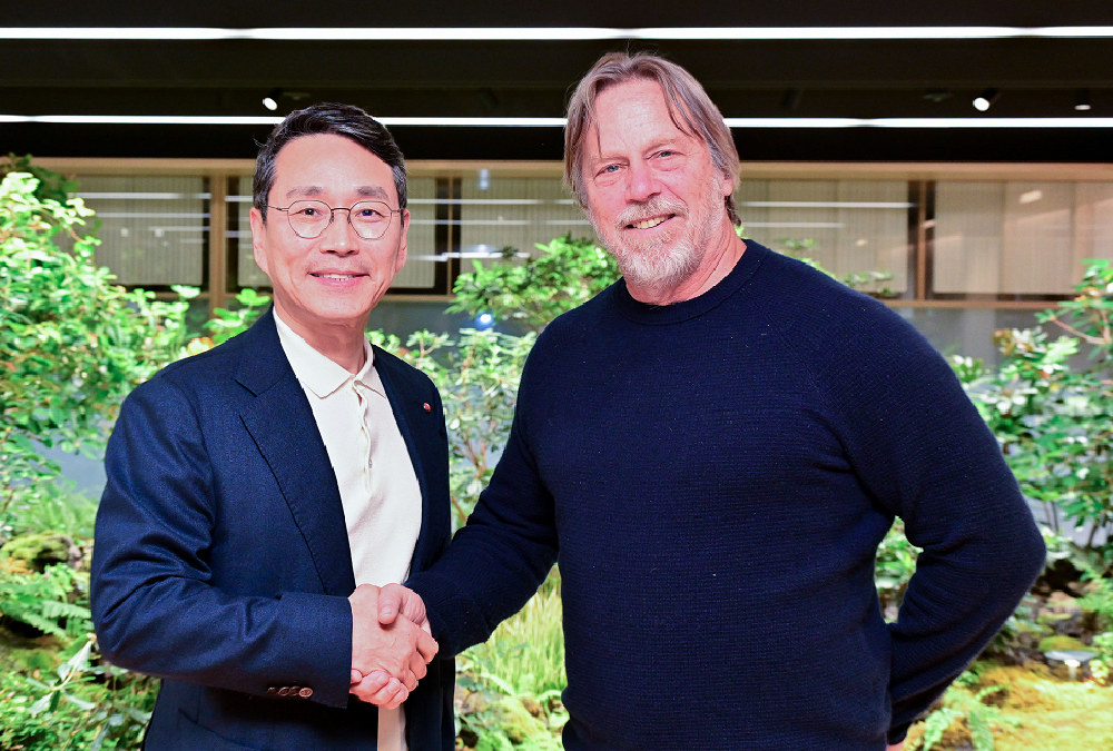 A picture of LG CEO William Cho and Tenstorrent CEO Jim Keller shaking hands together