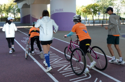 A photo of LG employees volunteering as pace makers for frame runners with disabilities