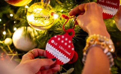 A photo of LG logo ornaments with wishes written on them on the Christmas tree