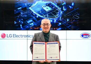 A picture of Park In-sung, head of the Software Center at LG, holding the accreditation acquired