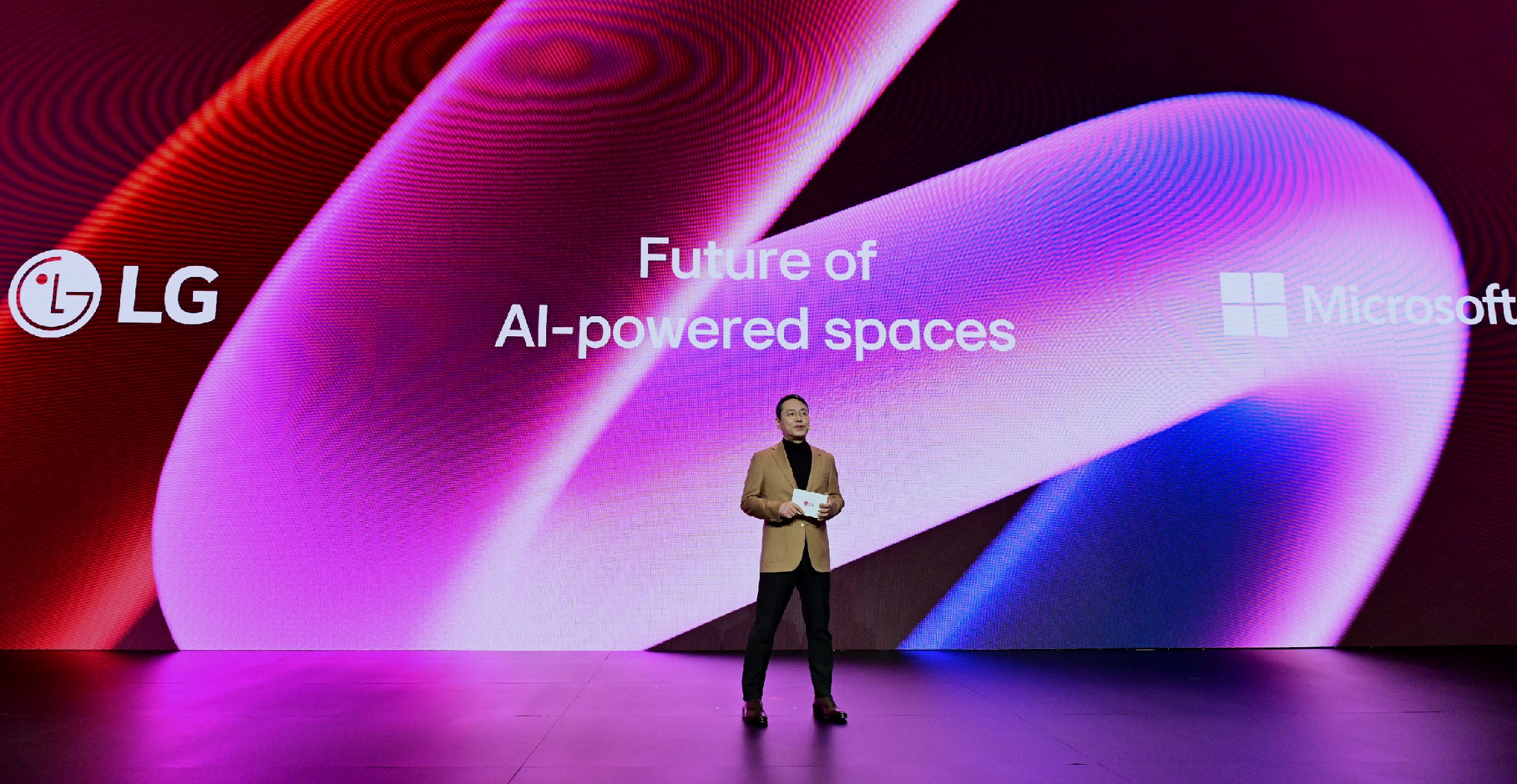 A picture of LG CEO William Cho on stage with the words 'Future of AI-powered Spaces' in the back