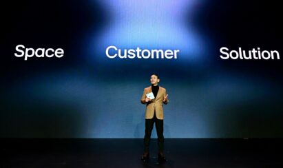 A picture of LG CEO William Cho on stage with a blue background