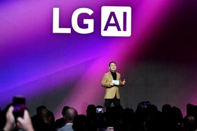 A picture of LG CEO William Cho on stage with the words LG AI in the back