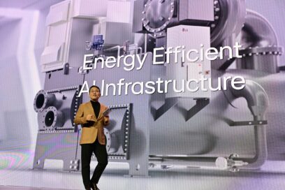 A picture of LG CEO William Cho on stage with the words 'Energy Efficient AI Infrastructure' in the back