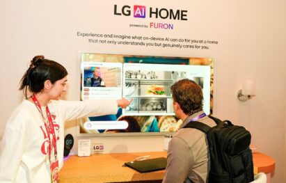 photo of a person explaining LG AI Home Powered by FURON at The Rise & Shine zone and a person listening to the explanation