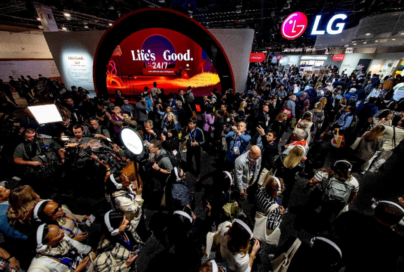 An image of the crowd at the LG's booth embodying the theme of “Life’s Good 24/7 with Affectionate Intelligence”