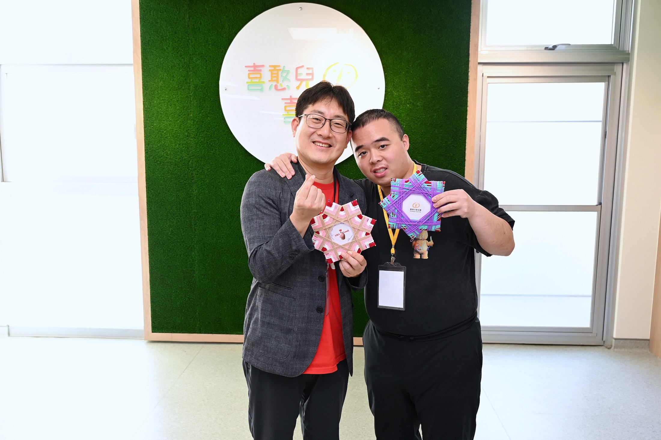 A photo of managing director Jeong Yeon-kwan and a charity attendee