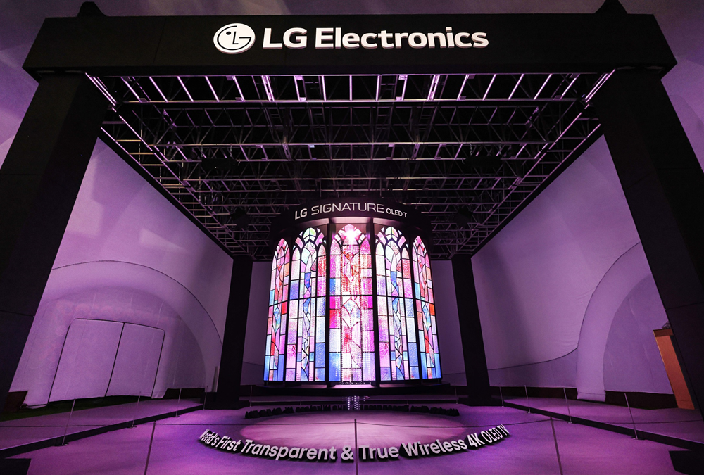 LG Stuns Global Leaders at APEC 2025 With a Grand Media Chandelier Made of Transparent OLED TVs